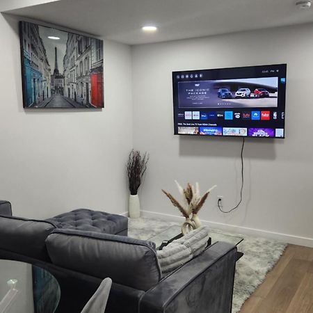 Modern 2 Bedroom Basement Suite At West Edmonton Bagian luar foto
