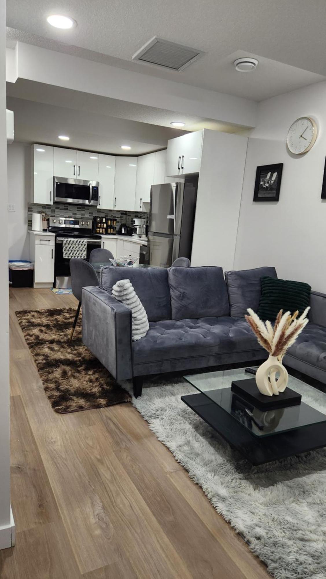 Modern 2 Bedroom Basement Suite At West Edmonton Bagian luar foto