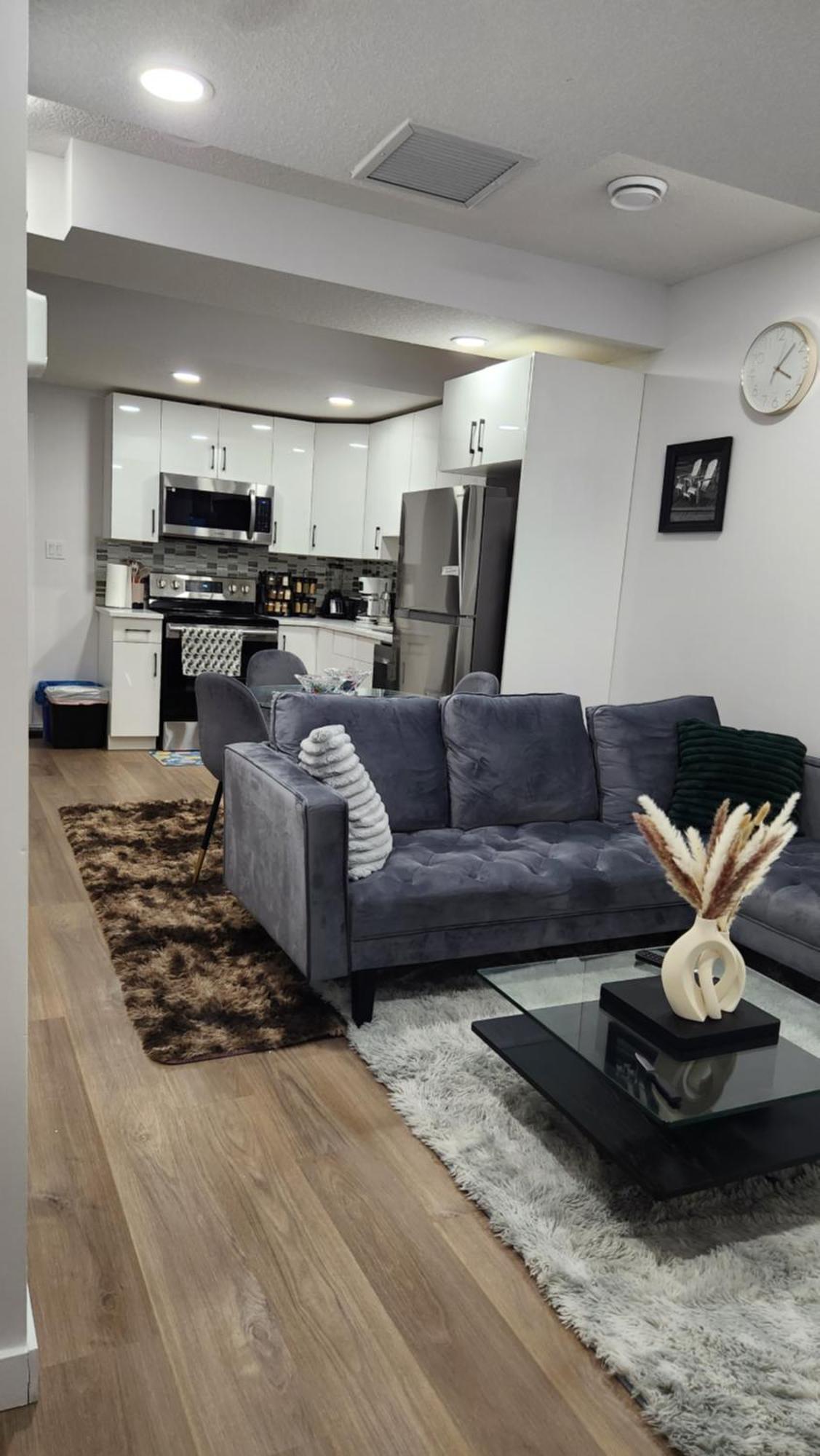 Modern 2 Bedroom Basement Suite At West Edmonton Bagian luar foto