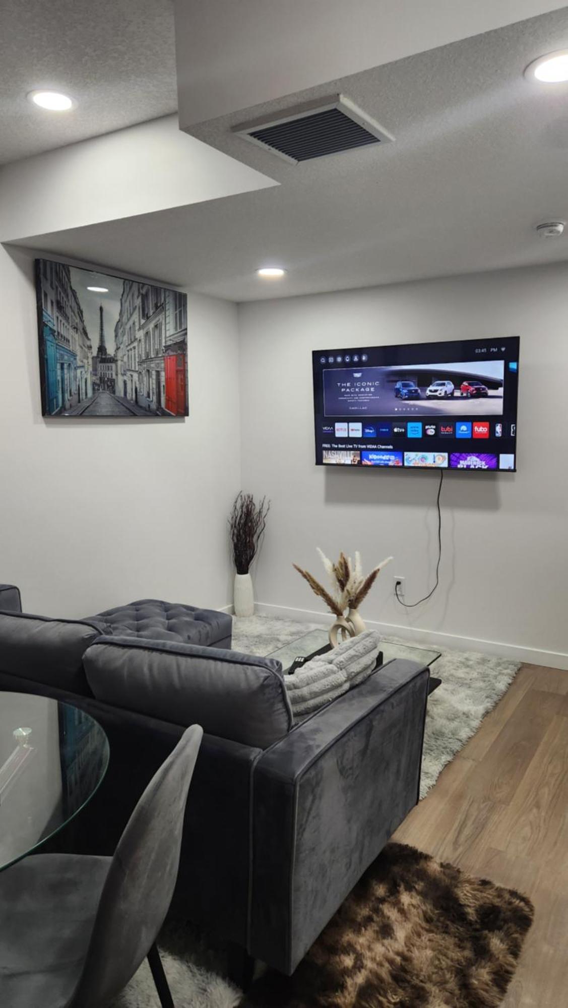 Modern 2 Bedroom Basement Suite At West Edmonton Bagian luar foto