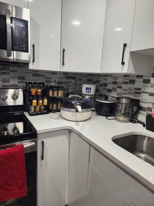 Modern 2 Bedroom Basement Suite At West Edmonton Bagian luar foto