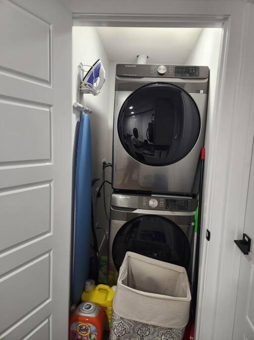 Modern 2 Bedroom Basement Suite At West Edmonton Bagian luar foto