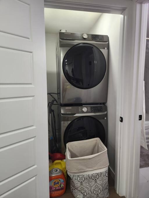Modern 2 Bedroom Basement Suite At West Edmonton Bagian luar foto